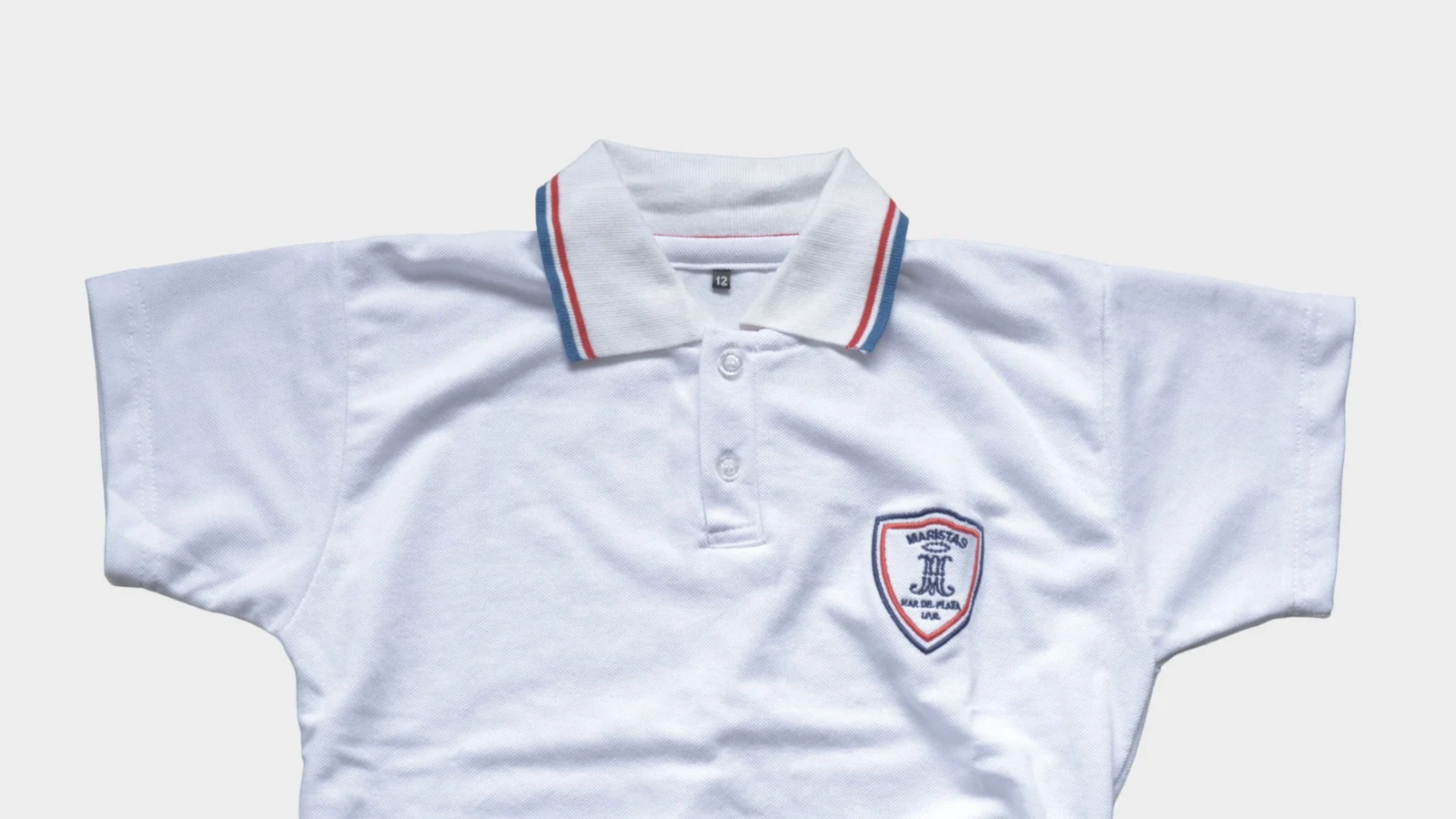 Chomba blanca de Peralta Ramos con escudo Marista