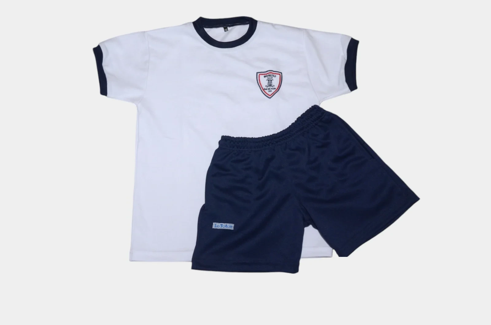 Remera blanca y short azul marino de Peralta Ramos