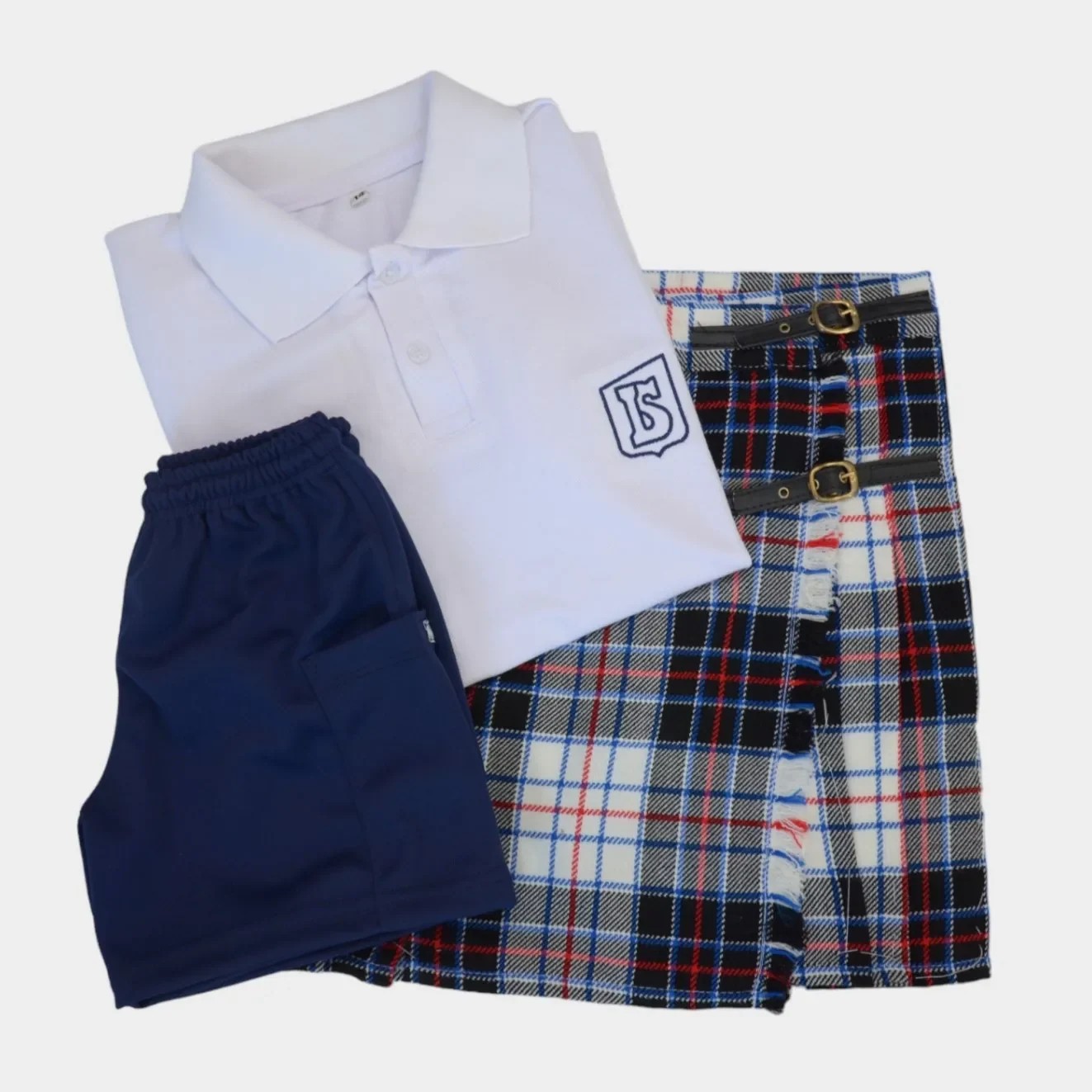 Chomba blanca, short azul y pollera kilt de Sarmiento