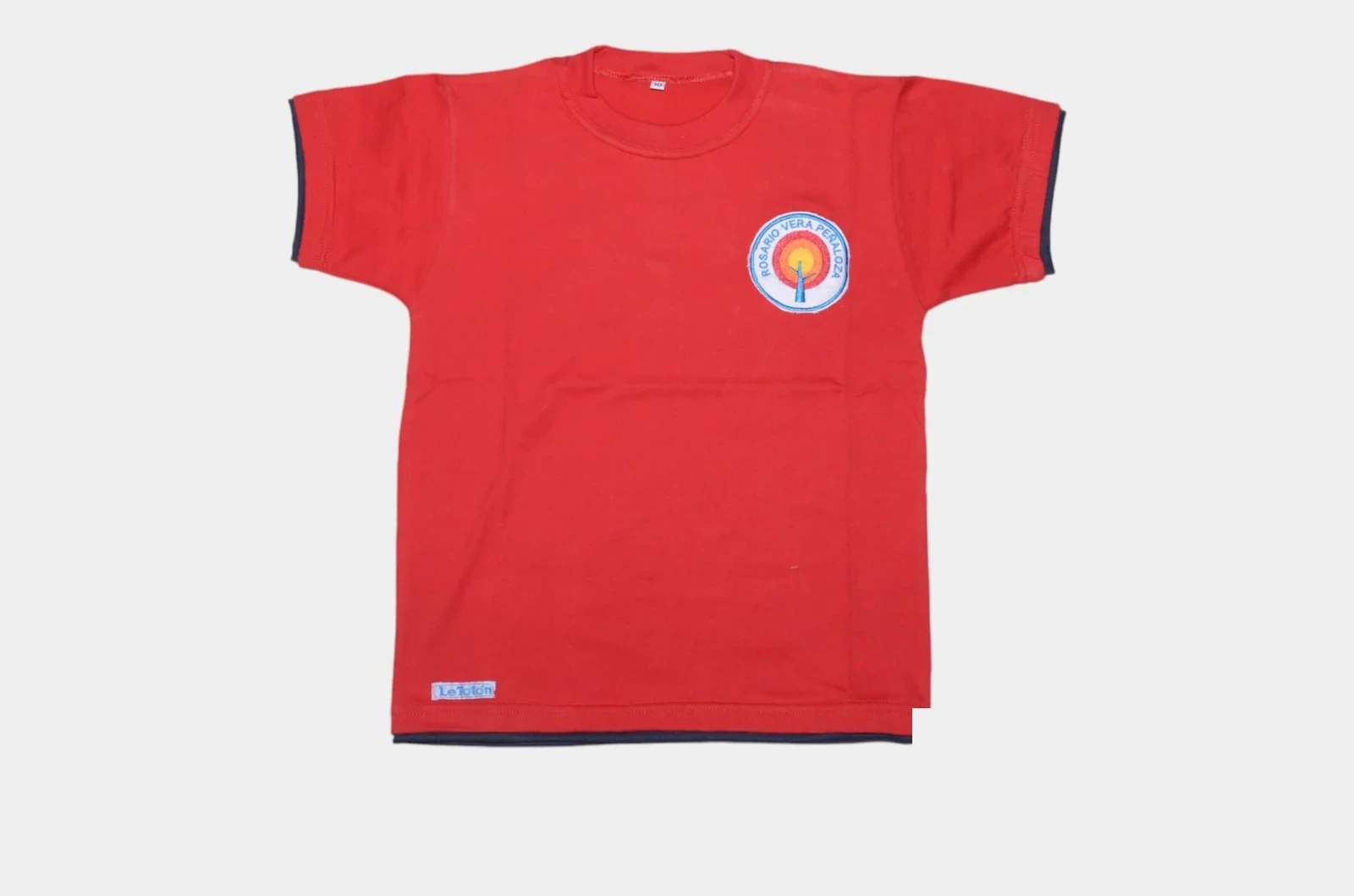 Remera roja de Vera Peñaloza con escudo bordado